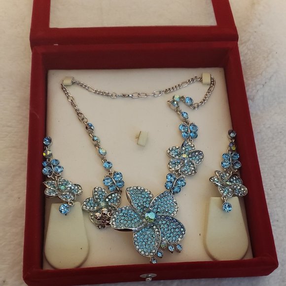 Vintage NIB Baby Blue AB Rhinestone Necklace and Earring Set - Picture 8 of 8